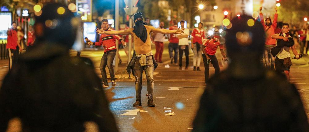 Nach dem Gewinn der Meisterschaft kommt es am Sonntag zu Ausschreitungen zwischen Fans von Benfica Lissabon und der Polizei. Am Dienstag sorgte ein Video für Aufregung, das zeigt, wie ein Polizist einen Fan vor den Augen dessen Kindes verprügelt. 