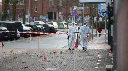 Forensiker untersuchen den Tatort in Cuxhaven.