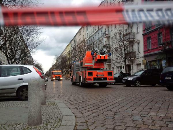 Nachdem Ziegel und Holzlatten vom Dach eines Wohnhauses stürzten, haben Polizei und Feuerwehr einen Abschnitt der Dunckerstraße in Prenzlauer Berg gesperrt.