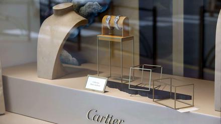 Hier fehlt der Schmuck: Ein Blick in das Schaufenster des am Dienstag in Cannes überfallenen Geschäfts des Luxusjuweliers Cartier. 