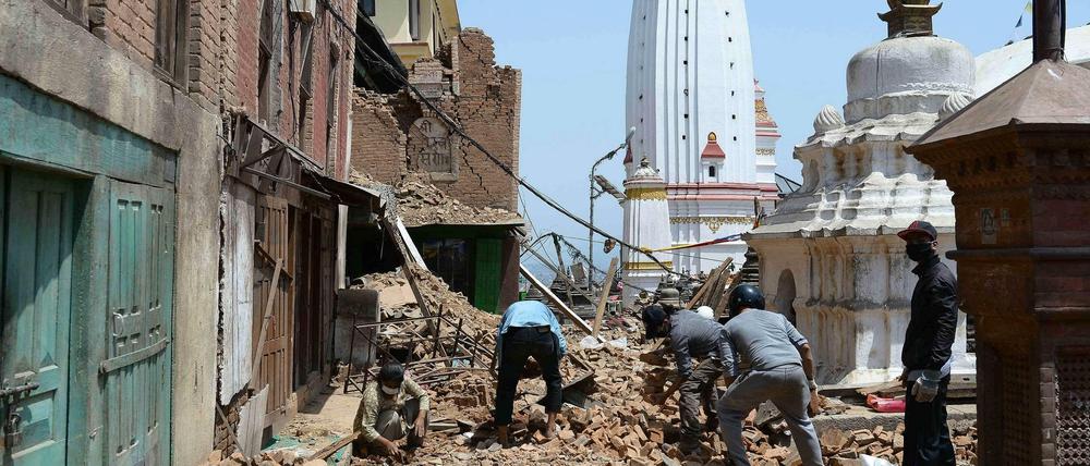 Menschen arbeiten am Mittwoch in den Ruinen von Swayambhu, einer buddhistischen Stupa in Kathmandu, Nepal. Der Tempel aus dem fünften Jahrhundert wurde durch das Erdbeben schwer beschädigt. 