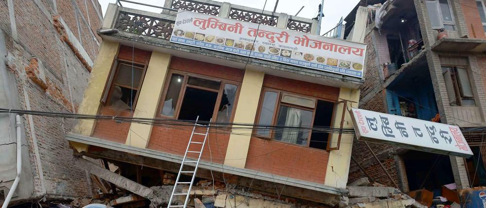 Rettungsteams vor einem eingestürzten Haus in Kathmandu, Nepal. 