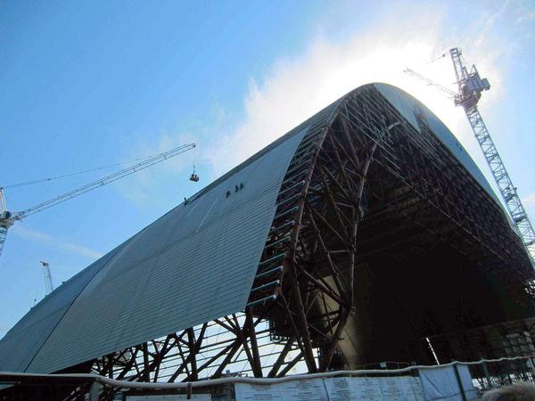 Noch nicht fertig: Die neue Schutzhülle für das havarierte Atomkraftwerk in Tschernobyl. 