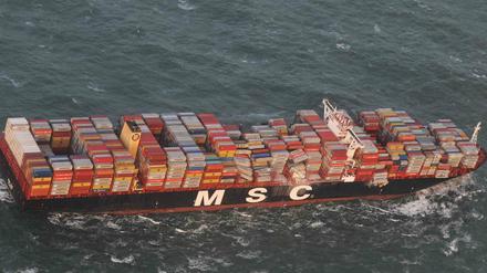 Luftaufnahme des Containerschiffs, das im Sturm bis zu 270 Container verloren hat.