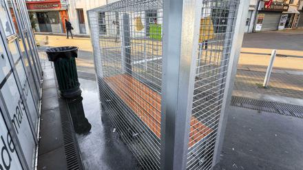 Stein des Anstoßes. Solche Käfige sollten in Angoulême verhindern, dass Obdachlose sich auf Parkbänken niederlassen können.