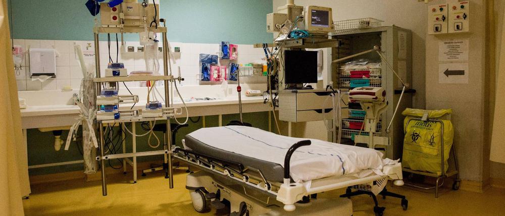Ein Bett in einem Traumaraum in Frankreich, das voll ausgestattet ist, um einen Corona-Patienten aufzunehmen. (Symbolbild)