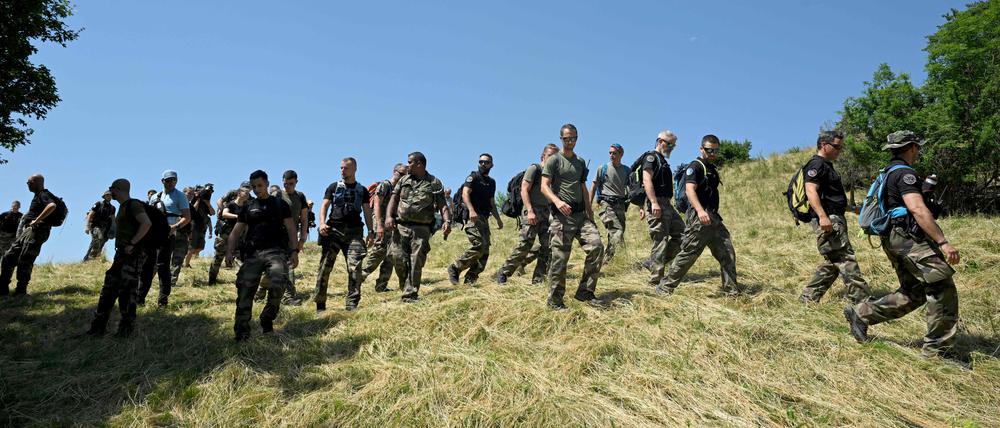 Französische Gendarmen nehmen in dem südfranzösischen Alpendorf Le Vernet an einer Suchaktion nach dem zweieinhalbjährigen Émile teil.