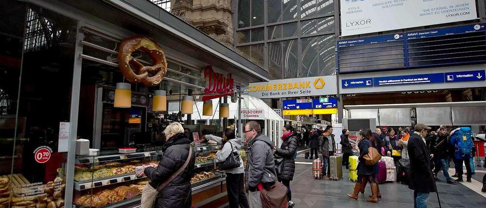 Das Licht einer Brezelbäckerei bleibt zusammen mit der großen Anzeigentafel für die Abfahrtszeiten von Zügen im Hauptbahnhof in Frankfurt/Main (Hessen) für einige Minuten aus.