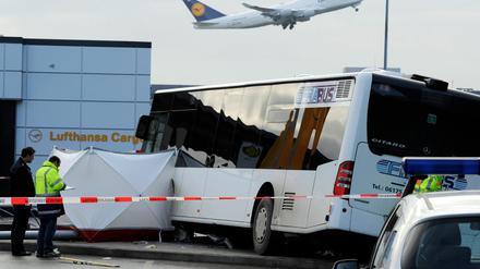 Bei dem Busunfall am Frankfurter Flughafen wurde eine junge Frau getötet.