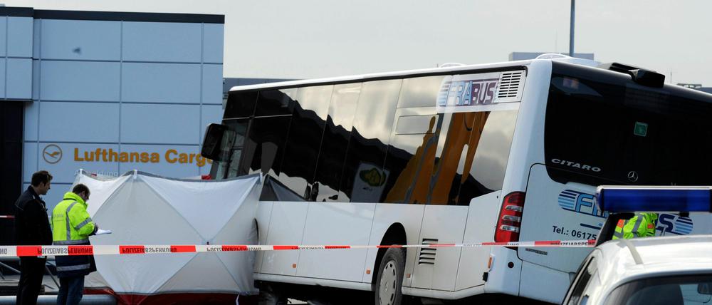 Bei dem Busunfall am Frankfurter Flughafen wurde eine junge Frau getötet.
