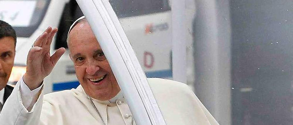 Papst Franziskus grüßt die Philippinen aus seinem "Papamobil". 