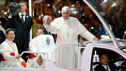 Papst Franziskus fährt mit seinem "Papstmobil" durch die Straßen der philippinischen Hauptstadt Manila.