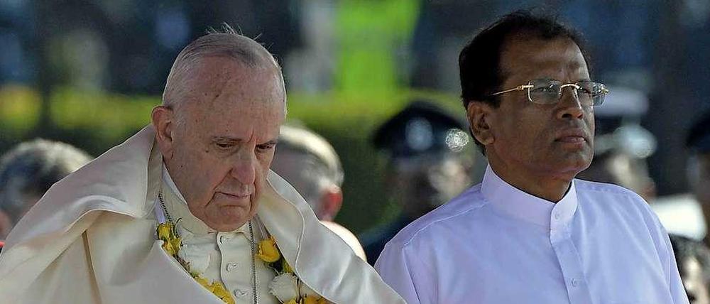 Papst Franziskus mit dem Präsidenten von Sri Lanka Maithripala Sirisena (R).