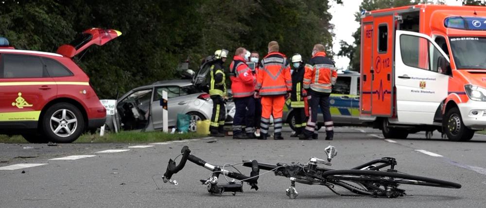 Bei einer Unfallserie im Tecklenburger Land in Nordrhein-Westfalen hat eine Autofahrerin einen Radfahrer tödlich verletzt.