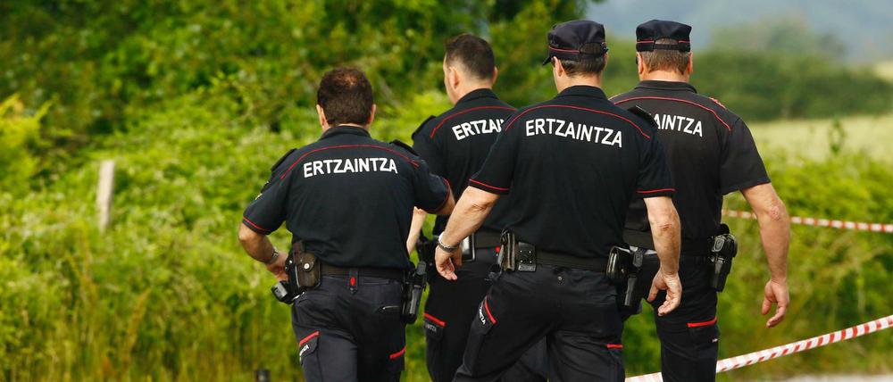 Polizisten am Fundort der Leiche bei Asparrena in Nordspanien 