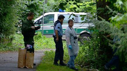 Techniker der Kriminalpolizei und Polizeibeamte untersuchen den Fundort des toten Achtjährigen in Freiburg.