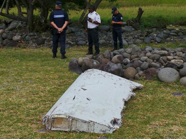 Das Wrackteil, das auf der Insel La Réunion gefunden wurde, könnte zu dem vermissten Flug MH370 gehören. 
