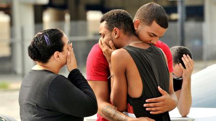 Freunde und Angehörige der Opfer der Terrortat von Orlando stehen vor dem Polizeiquartier der Stadt. 