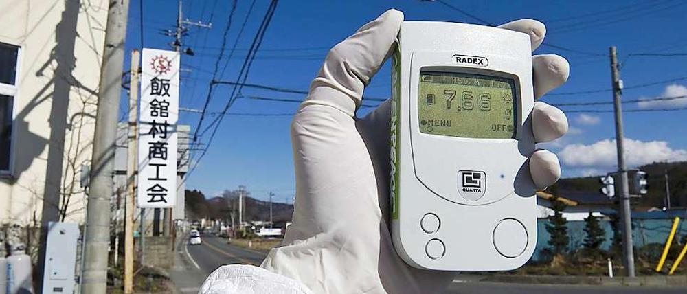 Ein Mitglied von Greenpeace misst im japanischen Iitate Radioaktivität. Die Ortschaft liegt 40 km entfernt von dem havarierten Atomkraftwerk Fukushima. 