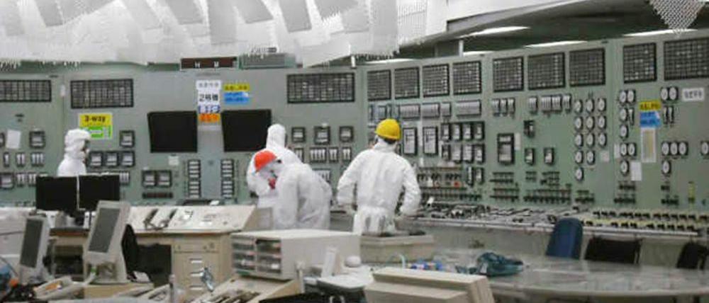 Das Licht brennt, die Stromversorgung im Kontrollraum von Reaktor 2 im AKW Fukushima ist wieder hergestellt - unter Kontrolle, wie dieses Foto glauben machen könnte, ist aber offenbar nichts.
