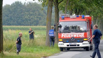Feuerwehrleute durchsuchen am Samstag eine Wiese bei Buxtehude nach Leichenteilen.