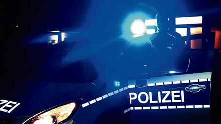 In Sangerhausen (Sachsen-Anhalt) sollen zwei pensionierte Polizisten eine Deutsche und einen Gambier rassistisch beleidigt haben.