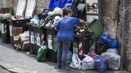 Auf den Straßen des Travestere-Viertels in Rom quellen die Müllcontainer über.