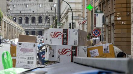 In Rom stapelt sich der Müll in den Straßen.