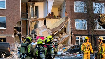 Feuerwehrleute sind nach einer Gasexplosion in einem Wohnhaus im niederländischen Den Haag im Einsatz.