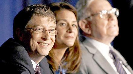 Bill Gates, seine Frau Melinda und Warren Buffett im Jahr 2006.