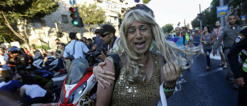 Entsetzte Teilnehmer einer Homosexuellenparade nach dem Messerangriff eines ultraorthodoxen Juden