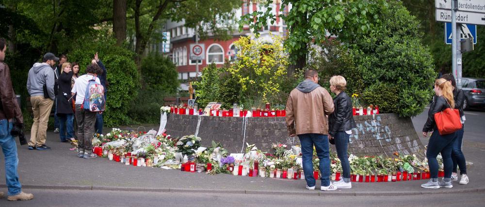 Blumen und Kerzen stehen am Mittwoch in Bonn neben einem Holzkreuz an der Stelle, an der der später verstorbene Niklas P. am 07.05.2016 von Schlägern attackiert wurde. Nach der tödlichen Prügelattacke hat die Polizei den mutmaßlichen Haupttäter festgenommen.