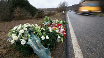 4. Februar 2022, Rheinland-Pfalz, Ulmet: Blumen und Kerzen stehen an dem Tatort, an dem Ende Januar 2022 bei Kusel zwei Polizeibeamte bei einer Verkehrskontrolle erschossen wurden.