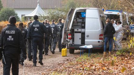 Polizisten suchen nach Spuren in einem Wald an einer Landstraße bei Celle (Niedersachsen). Eine an den Händen gefesselte junge Frau ist im Celler Ortsteil Boye entdeckt worden.