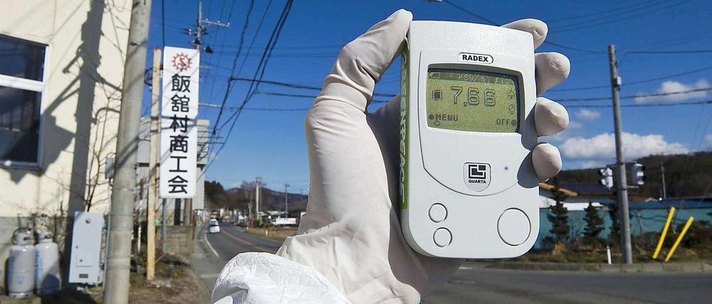 Erhöhte Strahlung: Greenpeace-Mitarbeiter messen im japanischen Iitate einen Wert von 7,66 Mikrosievert in der Stunde.