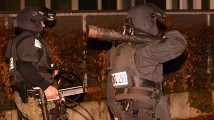 Mit schwerem Gerät ging die Polizei in der Nacht zu Donnerstag gegen einen Geiselnehmer in Frankfurt vor.