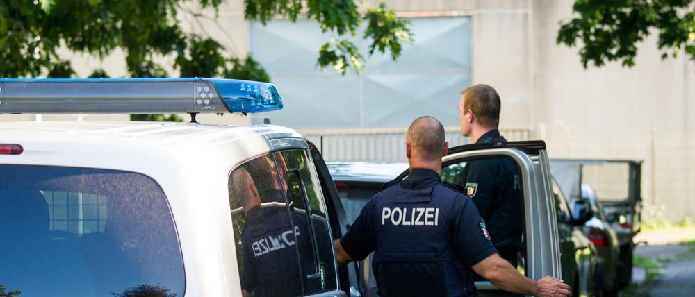 Polizisten vor der Justizvollzugsanstalt Lübeck.