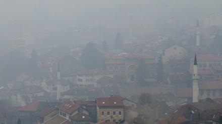 Eine Stadt wird unsichtbar: Im Winter herrscht dicker Smog über Sarajevo.