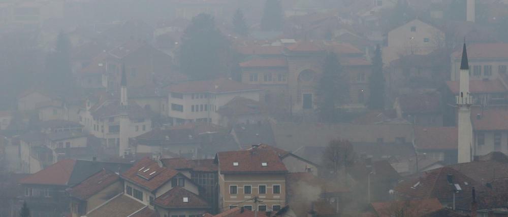Eine Stadt wird unsichtbar: Im Winter herrscht dicker Smog über Sarajevo.
