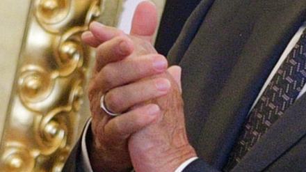 Gerhard Schröder trägt Ring bei der Amtseinführung von Wladimir Putin.