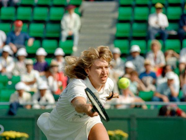 Bis heute ist sie die einzige Spielerin, die neben allen Grand-Slam-Turnieren in einem Jahr auch den Wettbewerb bei den Olympischen Spielen gewinnen konnte (1988).