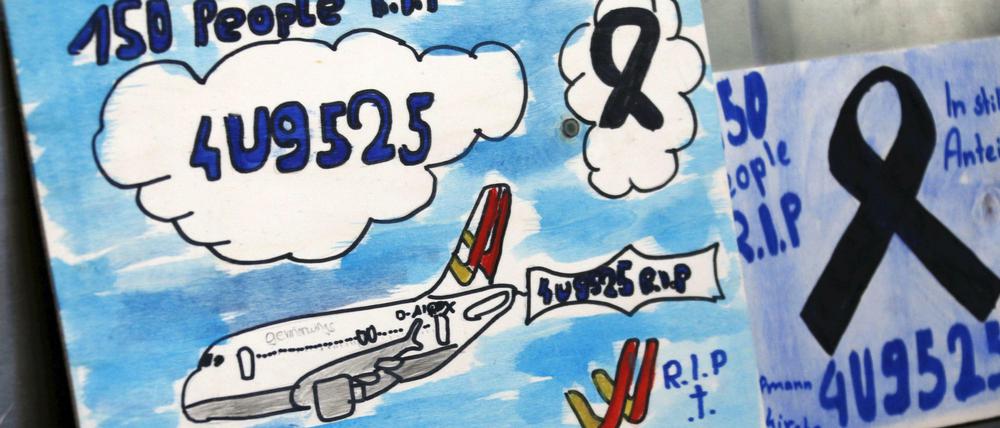 Bilder zur Erinnerung an die Opfer des Absturzes von Flug 4U9525 am Flughafen Düsseldorf