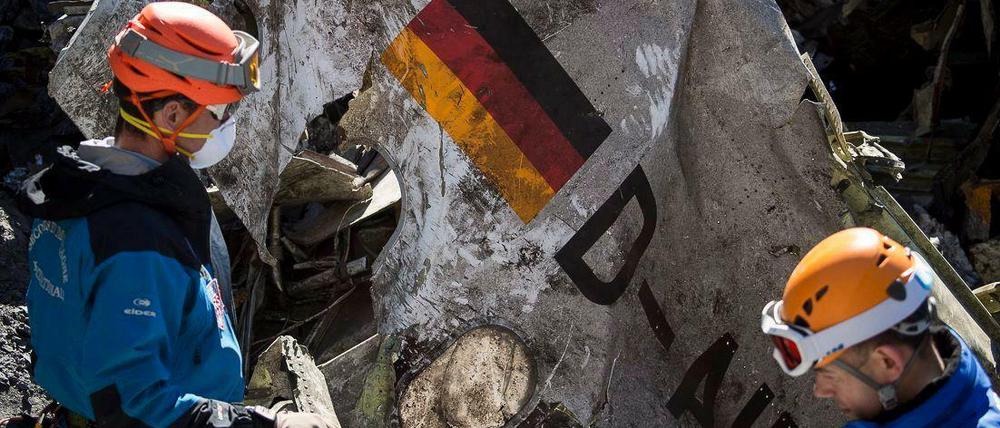 Bergungsmannschaften am Absturzort von Germanwings-Flug 4U9525 