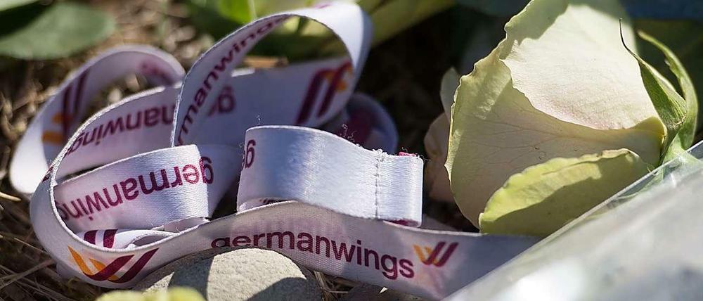 Trauer am Unglücksort: ein Schlüsselband als Gedenken an den abgestürzten Germanwings-Flug.