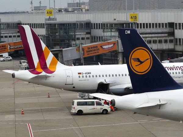 Flugzeuge der Airlines Germanwings und Lufthansa am Düsseldorfer Flughafen.