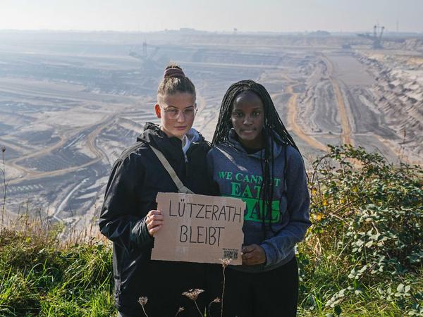 "Lützeratz bleibt": Vanessa Nakate aus Uganda protestiert gemeinsam mit Leonie Bremer von Fridays for Future in Deutschland gegen das Abbaggern von Dörfern für den Braunkohletagebau.