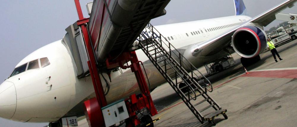 Von einer solchen Boeing 767 fiel die Rutsche herab - hier eine Maschine der Fluggesellschaft Delta Air Line auf dem Berliner Flughafen Tegel im Jahr 2005.