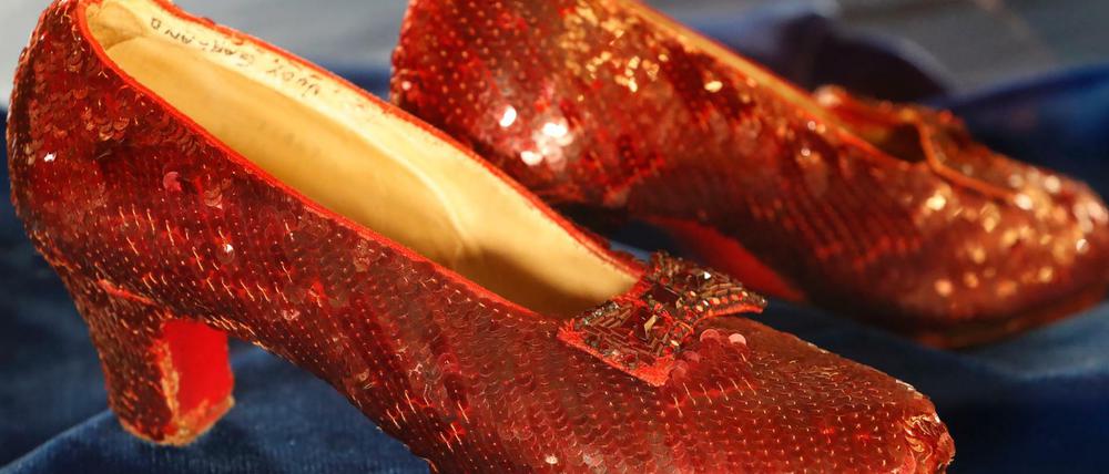 Ein Paar der rubinroten Schuhe, die Judy Garland im "Zauberer von Oz" trug 