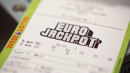Ein ausgedrucktes Eurojackpot-Los liegt in einer Lotto-Annahmestelle. 