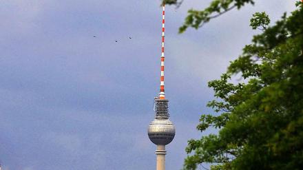 Dunkle Wolkendecke über dem Fernsehturm. Auch am Freitag gab es in Berlin starken Regen und Gewitter.
